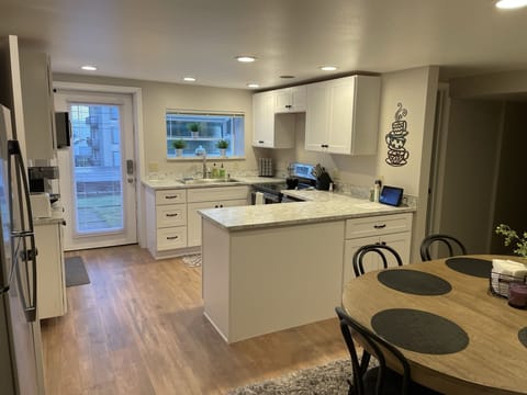 Private kitchen | Fridge, microwave, oven, dishwasher