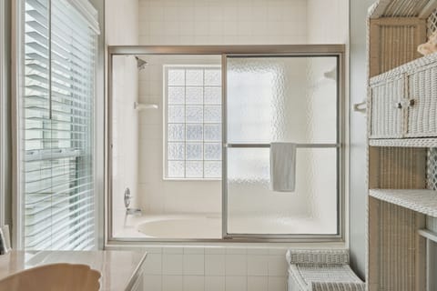 Combined shower/tub, towels