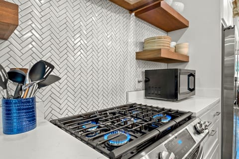 An organized and modern cooking space where everything has its place. Enjoy convenience with a well-thought-out kitchen setup.