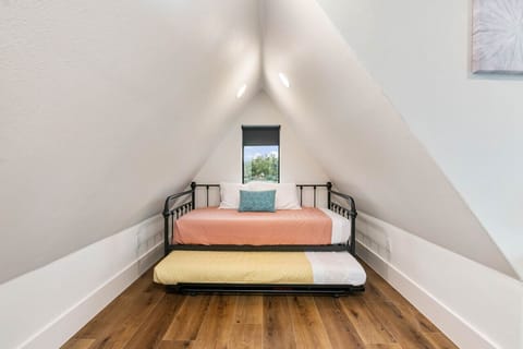 Loft 2 twin daybeds/2 trundles and desk area