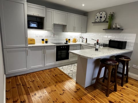 Private kitchen | Fridge, microwave, oven, stovetop