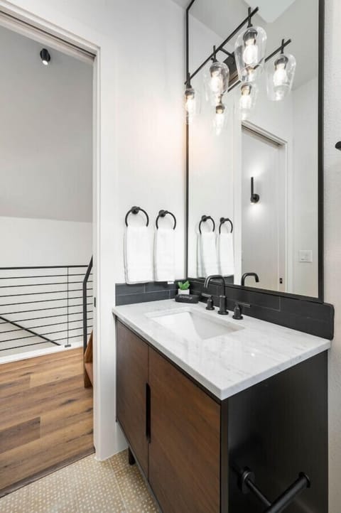 Shared hallway bathroom with shower/tub combo