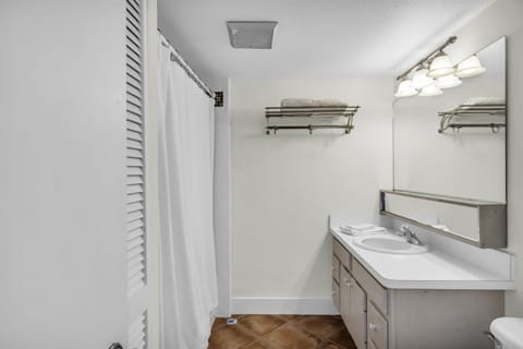 Combined shower/tub, hair dryer, towels