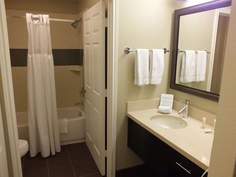 Combined shower/tub, hair dryer, towels