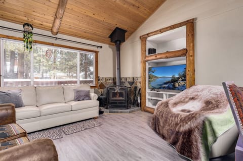 55” Curved Samsung Smart TV, Wood Burning Stove & Vaulted Pine Ceilings