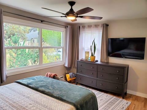 2 bedrooms, desk, iron/ironing board, WiFi