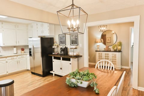 Large and spacious kitchen and dining room