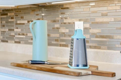 Fully stocked kitchen with all the basics!