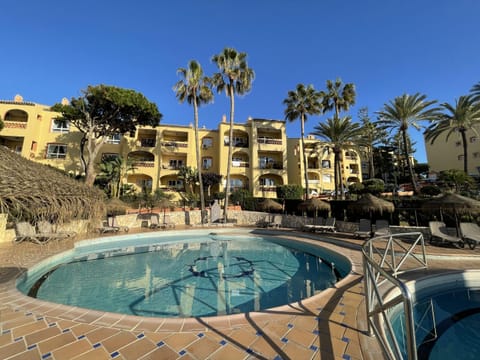 Pool. Front line beach. Doña Lola. Calahonda