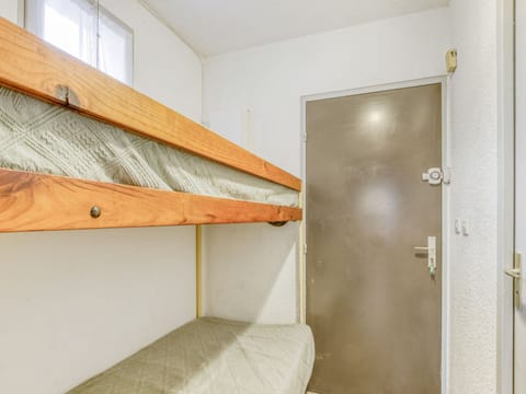 Table, Property, Furniture, Plant, Tableware, Tree, Shade, Chair, Building, Outdoor Furniture