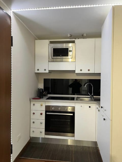 Fridge, microwave, oven, coffee/tea maker