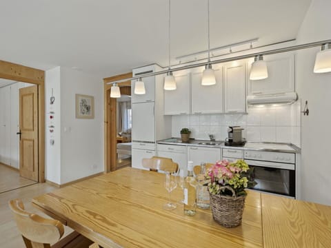 Table, Plant, Furniture, Houseplant, Cabinetry, Flowerpot, Door, Flower, Chair, Interior Design