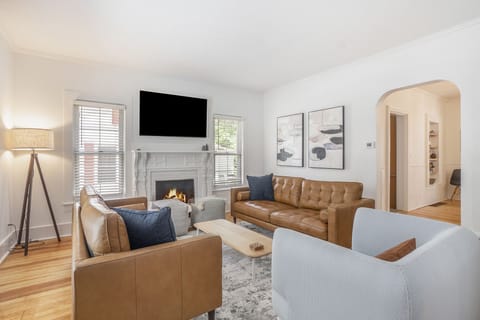Living area | Smart TV, fireplace, toys