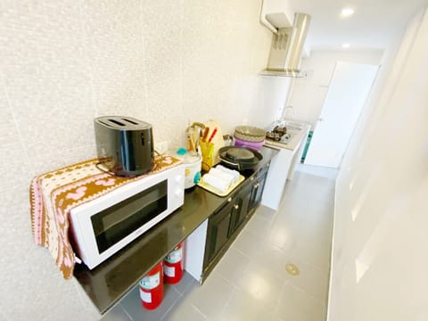 Fridge, microwave, oven, cookware/dishes/utensils