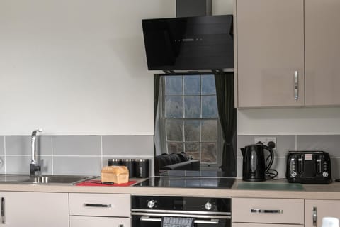 Full-size fridge, microwave, oven, stovetop