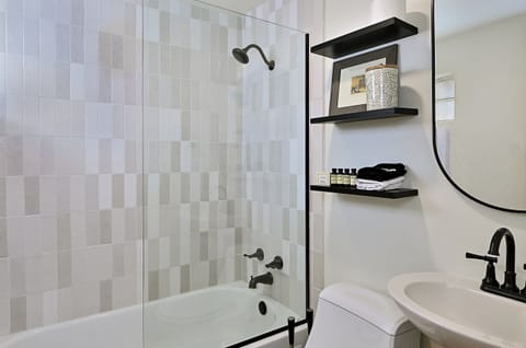 Combined shower/tub, hair dryer, towels