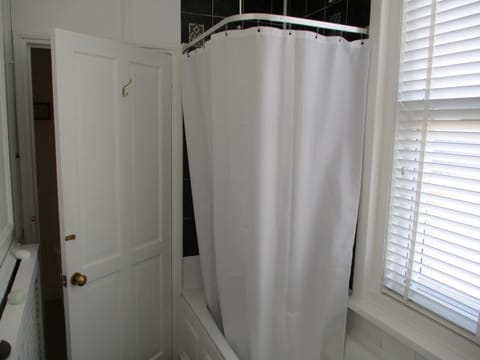 Combined shower/tub, hair dryer, towels