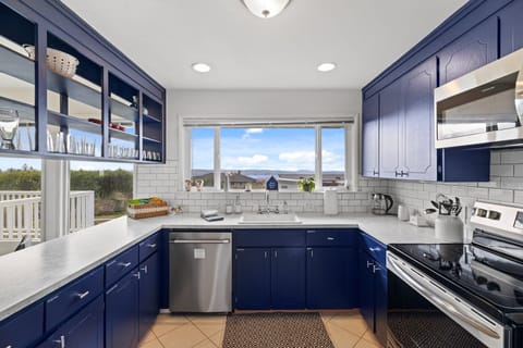 This kitchen invites aspiring chefs to unleash their creativity and prepare delicious meals with ease. Enjoy cooking!