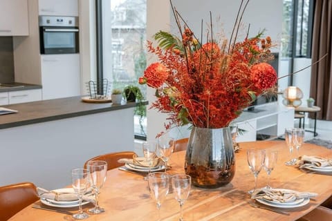 Dining area up to 5 people