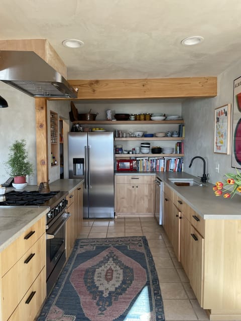 Full kitchen, handmade pottery, high end appliances 