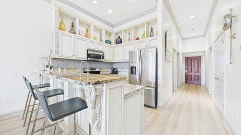 Full kitchen and breakfast bar equipped with all the cooking essentials