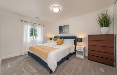 Bedroom 2- King Bed