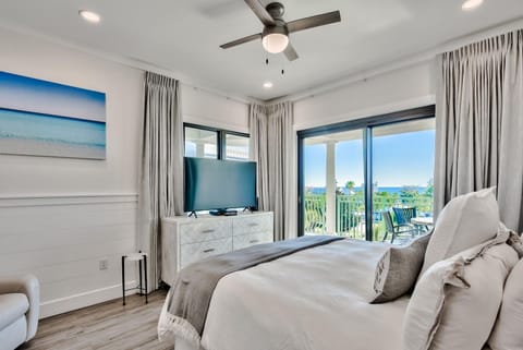 King size bed with balcony access