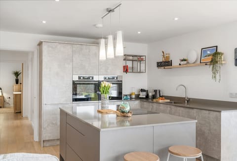 A fantastic well-equipped kitchen allows for all your culinary needs