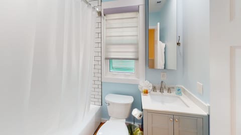 Combined shower/tub, hair dryer, towels