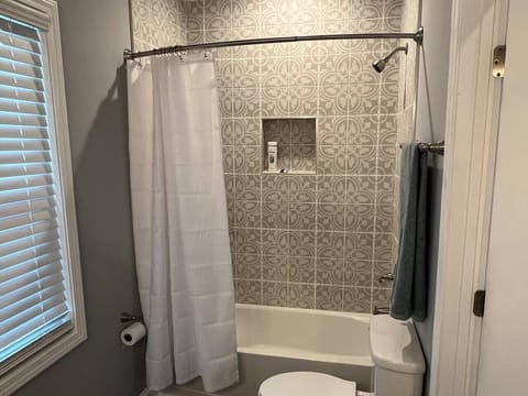 Combined shower/tub, towels