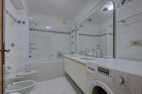 Combined shower/tub, hair dryer, bidet, towels