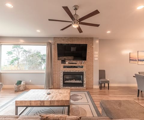 Living area | Smart TV, fireplace