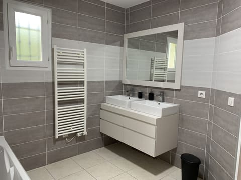 Combined shower/tub, hair dryer, towels, soap