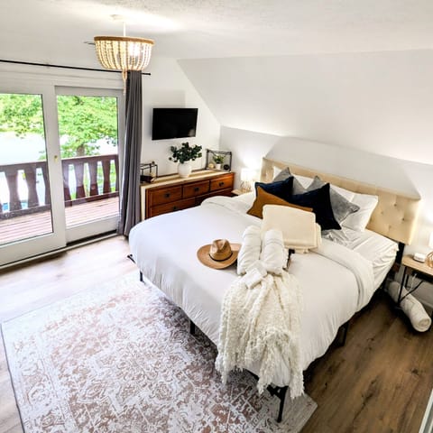 Master bedroom with a Cali King.