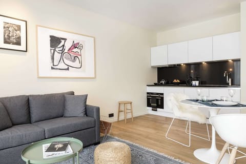 Fully-equipped kitchen with Refrigerator, Stovetop, Microwave, Dishwasher & Coffee maker