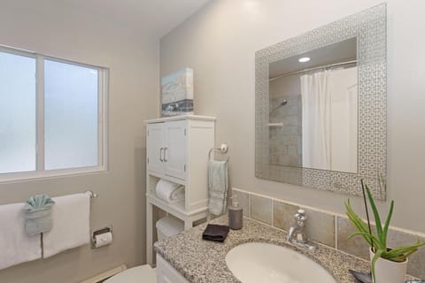 Combined shower/tub, hair dryer, towels