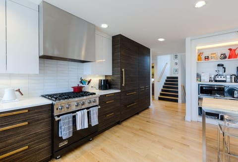Fully stocked kitchen w/airfryer, Vitamix, Nespresso, French Press