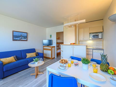 Sky, Daytime, Shade, Wood, Tree, Building, Sunlight, Fence, Grass, Plant