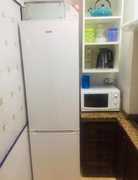 Fridge, microwave, coffee/tea maker, electric kettle