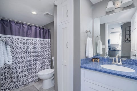 Combined shower/tub, hair dryer, towels