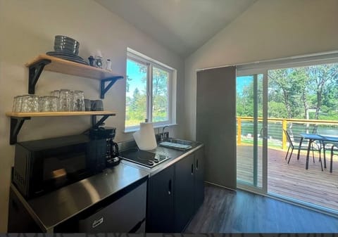 Fridge, coffee/tea maker, kitchen islands