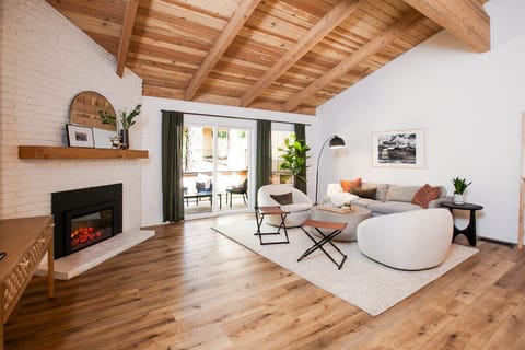 Living area | Smart TV, fireplace, toys, books