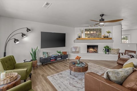 LIVING ROOM | Comfortable and in the center of the house, relax with a game or a movie on the 70" LG smart TV.