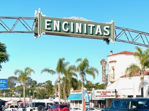 Forbes Magazine's "Best Places to Travel". Walking Distance to DT and Beaches.