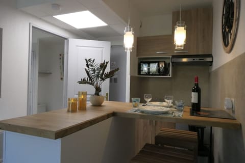 Espace cuisine avec entrée salle de bain à gauche