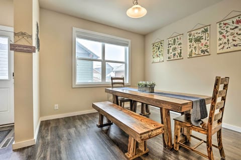 Dining Area | Dishware & Flatware Provided