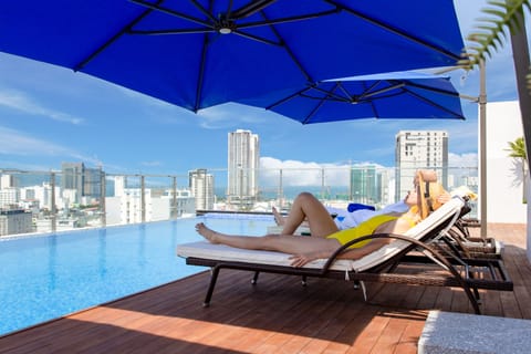 Outdoor pool, an infinity pool