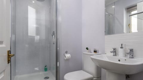 Combined shower/tub, towels