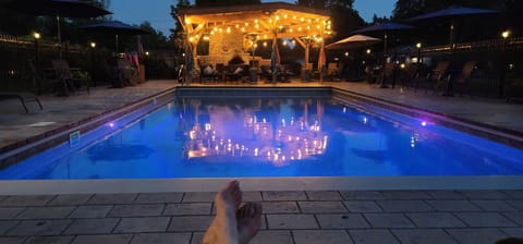 Quiet evenings poolside calm the soul. Float & stargaze in warm salt water pool