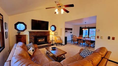 Living area | Smart TV, fireplace, video-game console, Netflix
